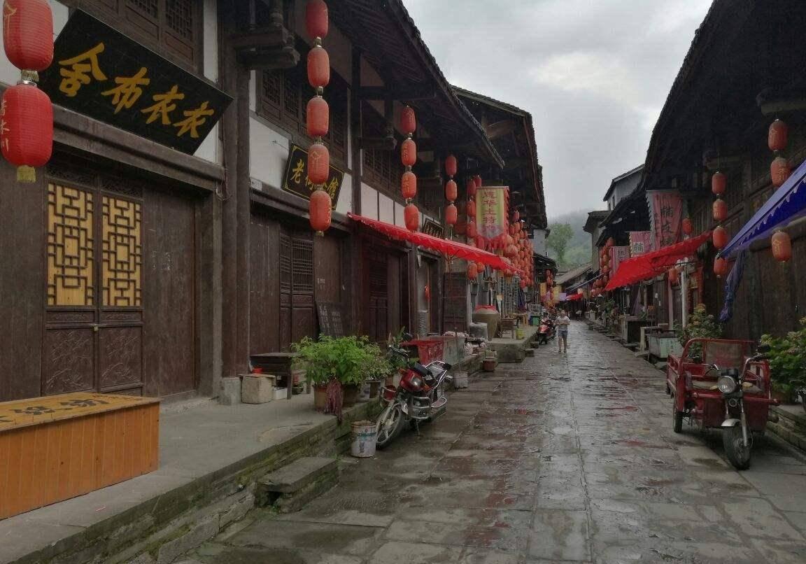提一壶酒,点一盏灯,听一场雨
